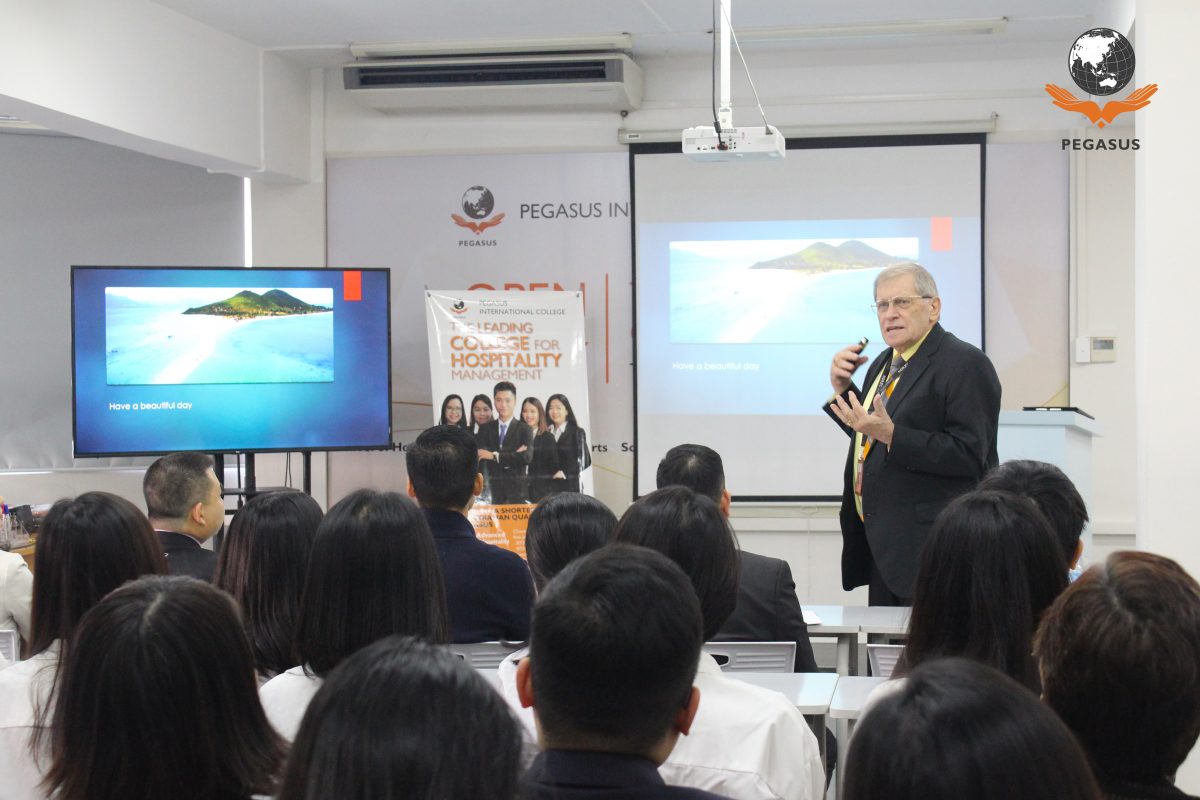 Tiến sĩ Hank Duyverman – Giám đốc học thuật phát biểu chào mừng tại Lễ Khai giảng