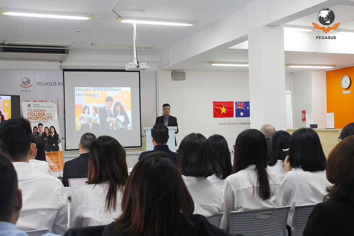 Ông Ngô Trung Hà – Giám đốc trường Cao đẳng Quốc tế Pegasus chi nhánh Hà Nội – phát biểu chào mừng và giới thiệu về tập đoàn Giáo dục KinderWorld.