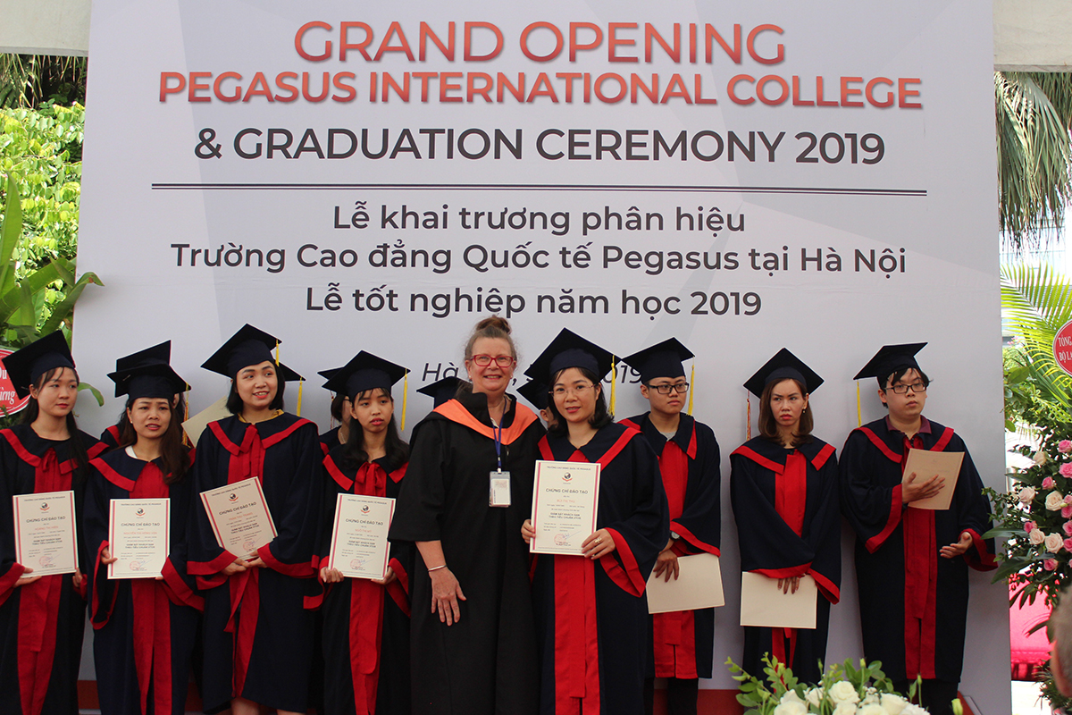 Bà Karen Goodwin-Roberts - trưởng khoa nhà trường trao chứng chỉ cho học viên