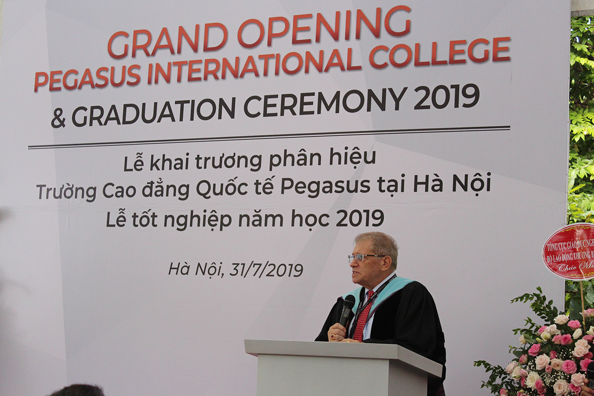 Tiến sĩ Hank Duyverman - Giám đốc phát triển học thuật đại diện nhà trường phát biểu tại buổi lễ