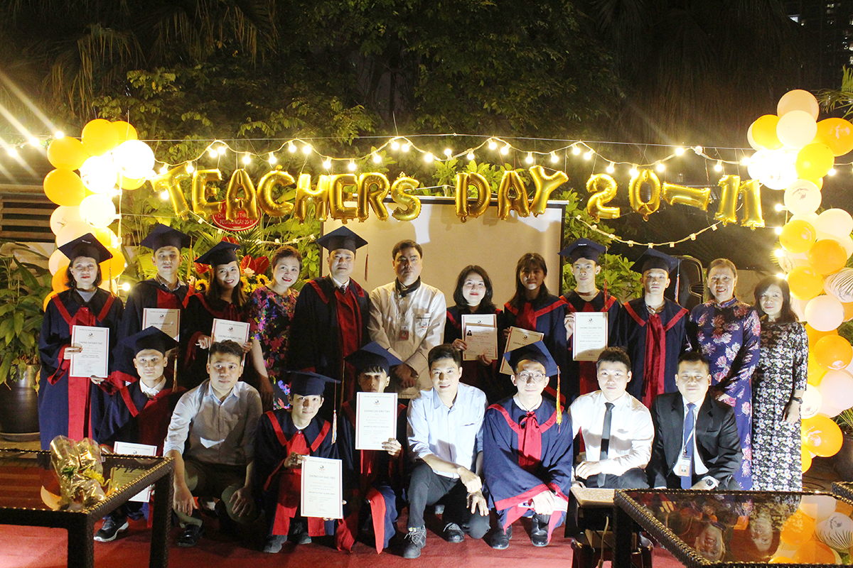 Tại buổi lễ, thầy Ngô Trung Hà cũng đại diện nhà trường trao chứng chỉ Tốt nghiệp cho 5 lớp học