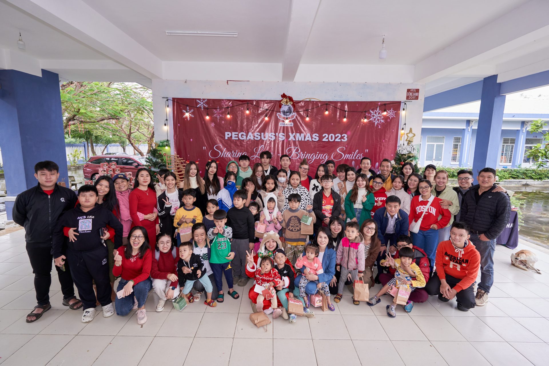Chụp hình lưu niệm cùng các bạn nhỏ tại Trại trẻ mồ côi Hoa Mai