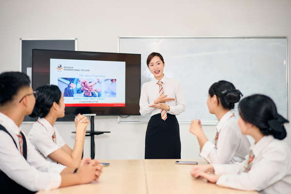 Chương trình BTEC Quản trị kinh doanhcung cấp cho sinh viên nền tảng kiến thức vững chắc, đáp ứng nhu cầu của thị trường lao động trong nước và quốc tế
