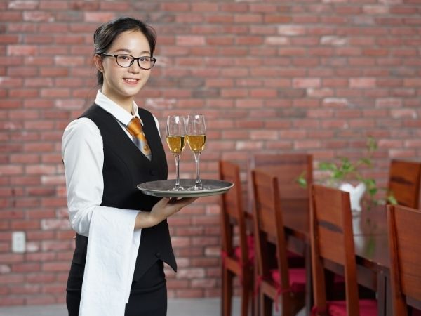 Sinh viên có cơ hội làm việc tại các nhà hàng lớn với mức lương hấp dẫn