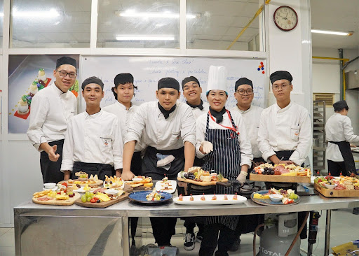 Chương trình học chú trọng thực hành, giúp sinh viên trang bị đầy đủ kỹ năng để trở thành những đầu bếp chuyên nghiệp