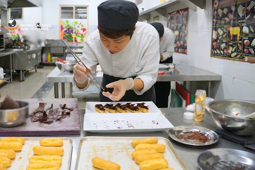 Sinh viên được đào tạo chế biến món ăn theo từng chuyên đề cụ thể