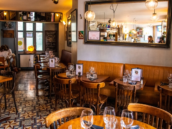 Bistro là gì? Khám phá phong cách & đặc điểm của nhà hàng Bistro