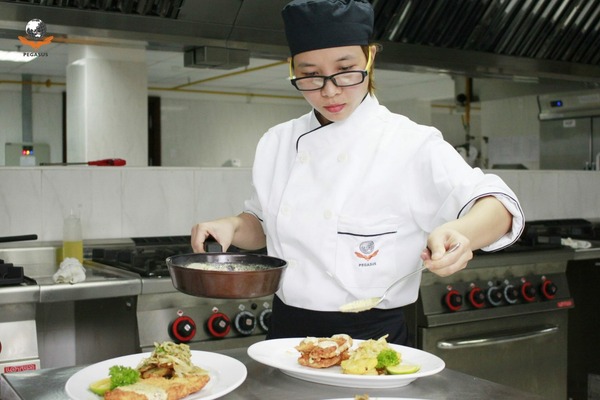 Đầu bếp tại các nhà hàng, khách sạn, yêu cầu sự phối hợp nhịp nhàng trong bếp và không cần phải thường xuyên giao tiếp với khách hàng
