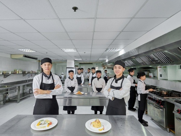 Học nấu ăn có cần bằng cấp không? Tuyển dụng đầu bếp cần gì?