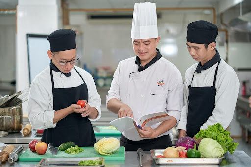 Cần tìm hiểu về uy tín và chất lượng của đơn vị đào tạo trước khi đưa ra quyết định theo học