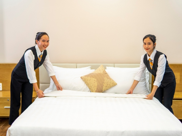 Người làm buồng phòng có trách nhiệm đảm bảo không gian lưu trú luôn sạch sẽ, ngăn nắp 