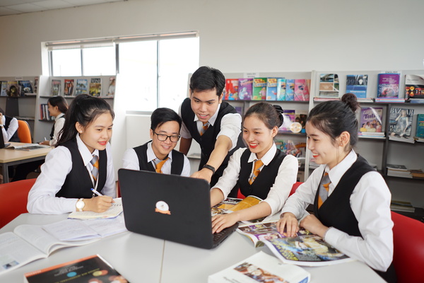Chương trình học hiện đại ưu tiên tích hợp song song lý thuyết và thực hành ngay tại trong trường học