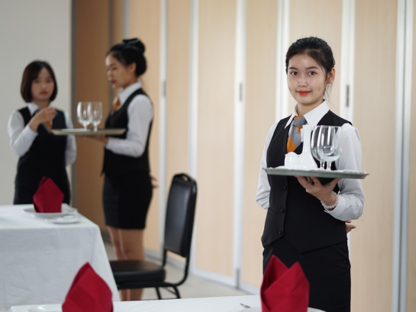 Theo dõi, quan sát tiêu chuẩn phục vụ của nhân viên