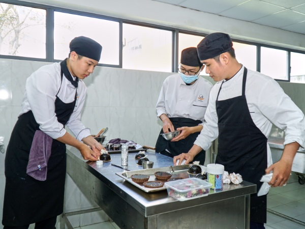Nghề làm bánh cần có sự khéo léo, tỉ mỉ trong từng chi tiết
