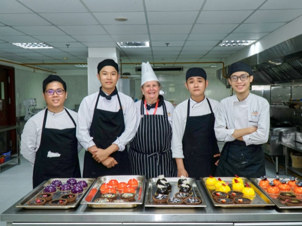 Học viên được hướng dẫn các kỹ thuật làm bánh cho nhiều loại bánh ngọt khác nhau