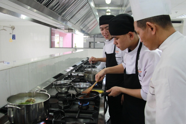Các phòng thực hành được trang bị thiết bị chuyên dụng, giúp sinh viên trải nghiệm công việc như một đầu bếp thực thụ