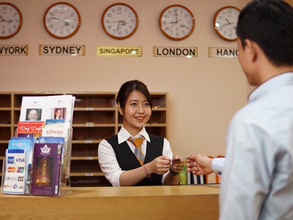 Nghiệp vụ lễ tân khách sạn là gì? Quy trình & những điều cần biết