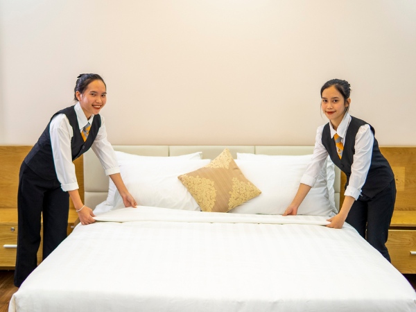 Lễ tân cần phối hợp với bộ phận buồng phòng để chắc chắn phòng đã sẵn sàng để phục vụ