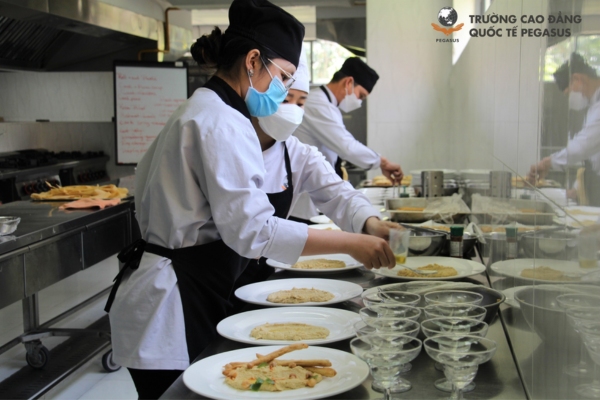 Nhân viên bếp cần tập trung vào kỹ năng chế biến, đảm bảo vệ sinh an toàn thực phẩm 
