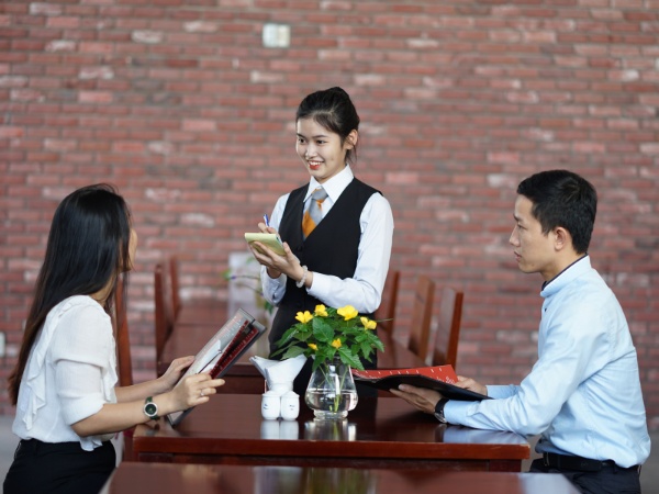 Nhân viên nên chủ động gợi ý những món ăn nổi bật của nhà hàng đến thực khách