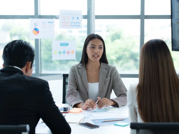 Nữ giới luôn có ưu thế nhất định trong ngành Quản trị kinh doanh