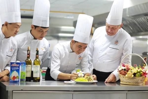 F&B Manager phối hợp với các phòng ban để đảm bảo hiệu quả hoạt động của nhà hàng