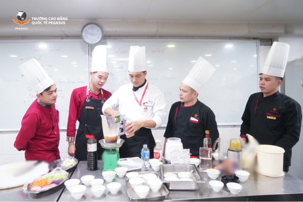 Vận hành bếp chuyên nghiệp là chuỗi quy trình liên hoàn, đảm bảo món ăn đạt chuẩn và bếp hoạt động hiệu quả