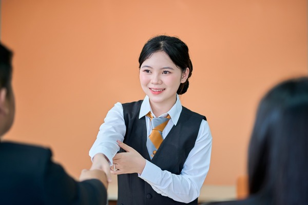 Lễ tân cần nắm rõ mọi dịch vụ của khách sạn để có thể truyền tải thông tin chính xác, kịp thời và phù hợp với nhu cầu từng khách hàng.