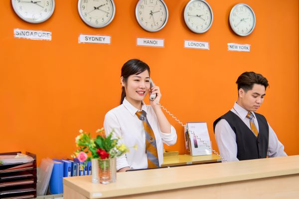 Mức Lương Lễ Tân Khách Sạn Luôn Là Mối Quan Tâm Lớn Của Những Ai Theo đuổi Nghề Dịch Vụ Chuyên Nghiệp