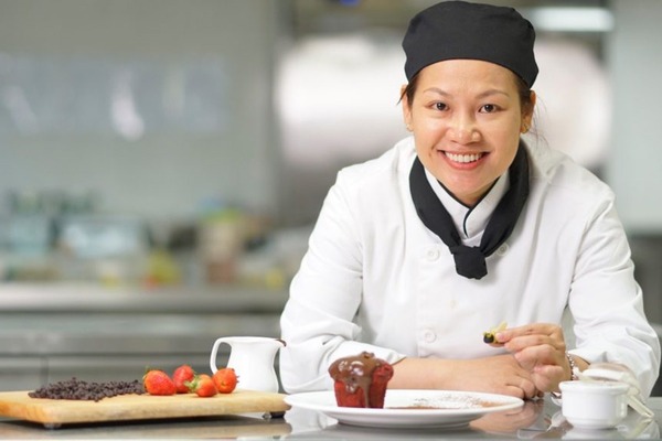 Sous Chef không chỉ là người giỏi kỹ thuật nấu nướng mà còn cần có kỹ năng quản lý, giao tiếp, giải quyết vấn đề và khả năng dẫn dắt đội nhóm