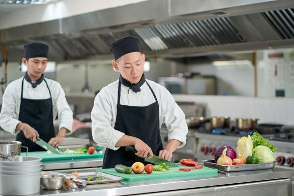 Bếp phó là người giám sát và điều phối các hoạt động trong khu vực bếp