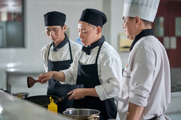 Bếp phó có nhiệm vụ đào tạo và hướng dẫn các thành viên mới trong khu vực bếp